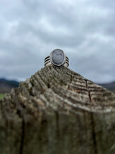 Load image into Gallery viewer, Rosecut grey star sapphire with triple wire band ring
