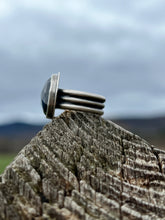 Load image into Gallery viewer, Rosecut green labradorite on triple wire band ring
